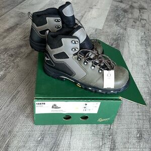 NWT Danner Trailguard platform, oil and slip resistant outsole